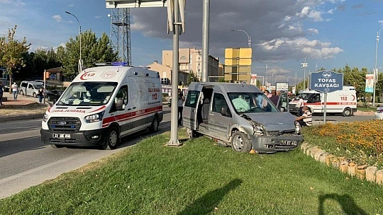 Freni boşalan kamyon araçlara çarptı: 4 yaralı