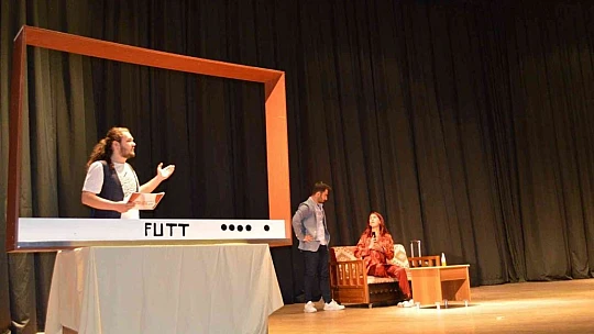 FÜ'de 'Yolumuzu Bulalım' oyunu sergilendi
