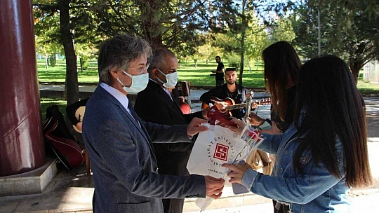 FÜ'de öğrencilere müzikli ve hediyeli karşılama