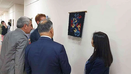 FÜ'de öğrencilerin yaptığı resimler sergilendi