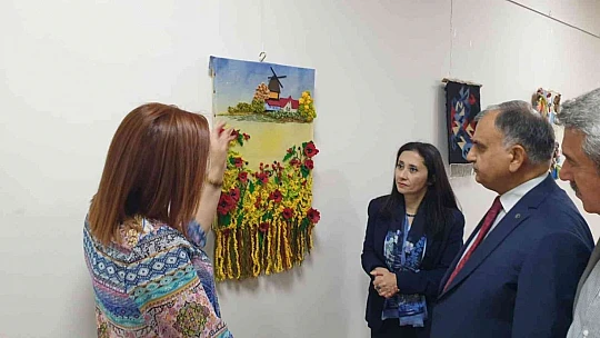 FÜ'de öğrencilerin yaptığı resimler sergilendi