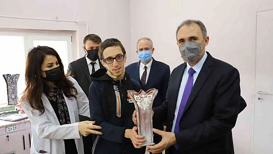 F.Ü. Rektörü Göktaş'tan özel çocuklara doğum günü sürprizi