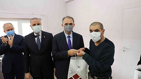 F.Ü. Rektörü Göktaş'tan özel çocuklara doğum günü sürprizi