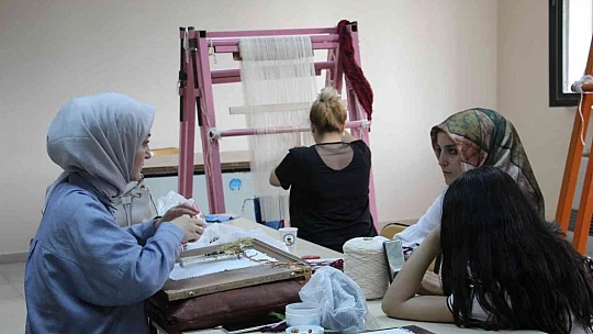 Geleneksel kilim ve cicim dokuma sanatı, kadınların ellerinde yaşatılıyor