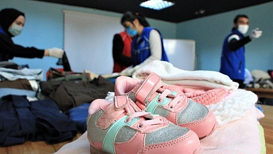 Gençler, topladıkları kıyafetleri İdlib'e gönderdi