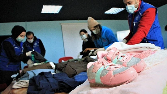 Gençler, topladıkları kıyafetleri İdlib'e gönderdi