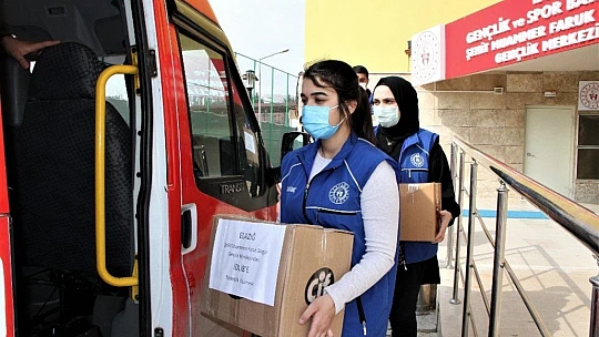 Gençler, topladıkları kıyafetleri İdlib'e gönderdi