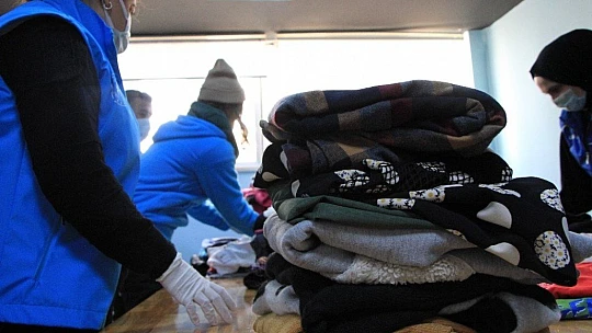 Gençler, topladıkları kıyafetleri İdlib'e gönderdi