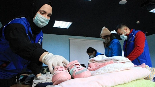 Gençler, topladıkları kıyafetleri İdlib'e gönderdi