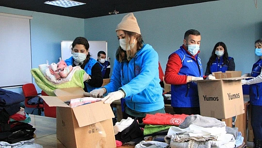 Gençler, topladıkları kıyafetleri İdlib'e gönderdi