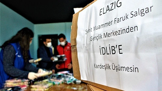 Gençler, topladıkları kıyafetleri İdlib'e gönderdi