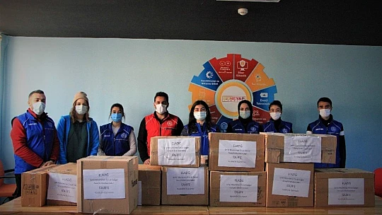 Gençler, topladıkları kıyafetleri İdlib'e gönderdi