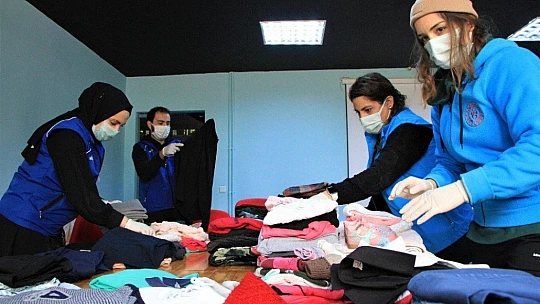 Gençler, topladıkları kıyafetleri İdlib'e gönderdi