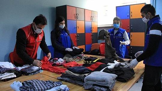 Gençler, topladıkları kıyafetleri İdlib'e gönderdi