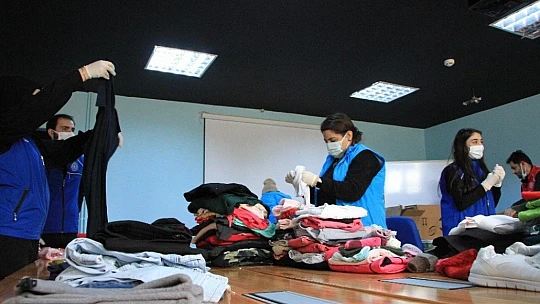 Gençler, topladıkları kıyafetleri İdlib'e gönderdi