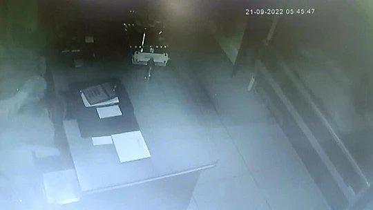 Girdiği dükkanda umduğunu bulamayan hırsız, kasadaki bozuklukları çaldı