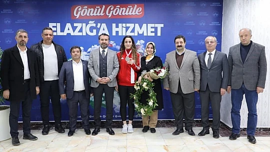 Gizem Özer'e Elazığ'da coşkulu karşılama