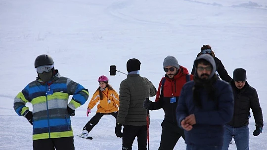 Göl manzaralı Hazar Baba Dağı'nda kayak keyfi başladı