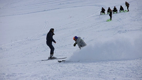 Göl manzaralı Hazar Baba Dağı'nda kayak keyfi başladı