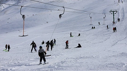 Göl manzaralı Hazar Baba Dağı'nda kayak keyfi başladı