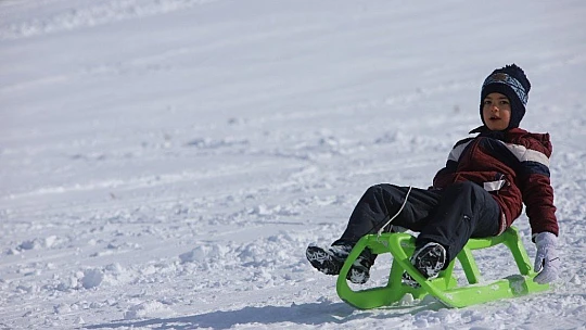 Göl manzaralı Hazar Baba Dağı'nda kayak keyfi başladı
