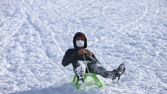 Göl manzaralı Hazar Baba Dağı'nda kayak keyfi başladı