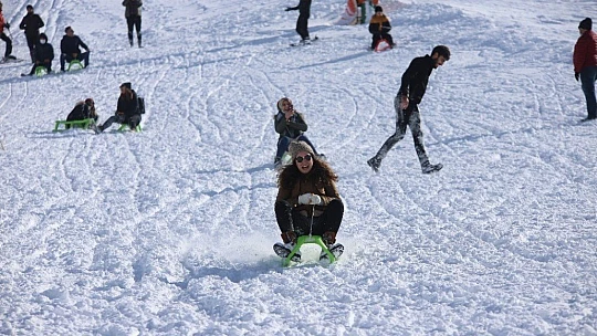 Göl manzaralı Hazar Baba Dağı'nda kayak keyfi başladı
