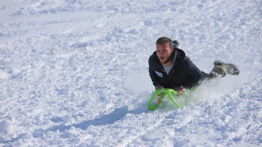 Göl manzaralı Hazar Baba Dağı'nda kayak keyfi başladı