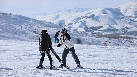 Göl manzaralı Hazar Baba Dağı'nda kayak keyfi başladı