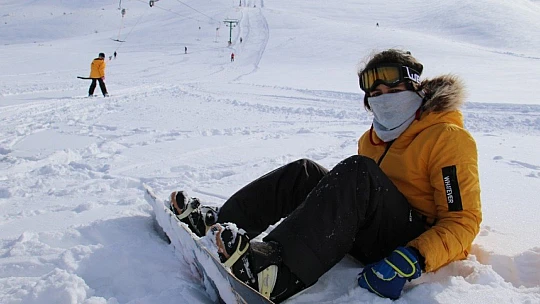 Göl manzaralı Hazar Baba Dağı'nda kayak keyfi başladı