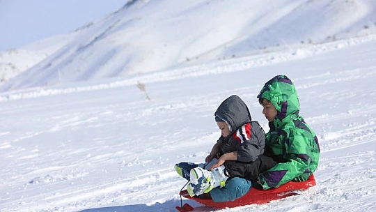 Göl manzaralı Hazar Baba Dağı'nda kayak keyfi başladı