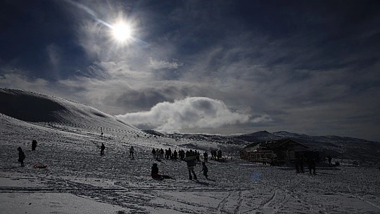 Göl manzaralı Hazar Baba Dağı'nda kayak keyfi başladı