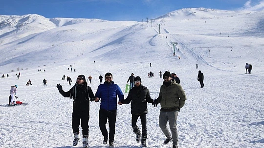 Göl manzaralı Hazar Baba Dağı'nda kayak keyfi başladı