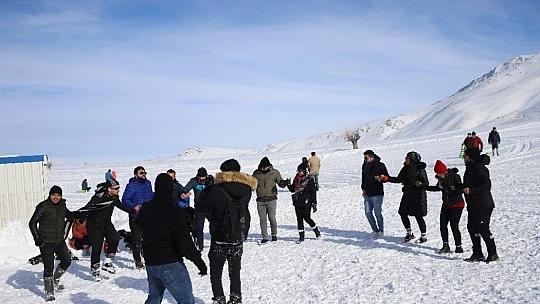 Göl manzaralı Hazar Baba Dağı'nda kayak keyfi başladı