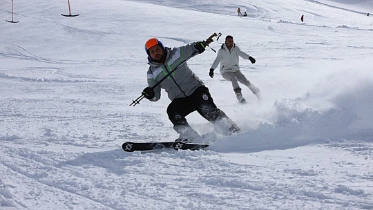 Göl manzaralı Hazar Baba Dağı'nda kayak keyfi başladı