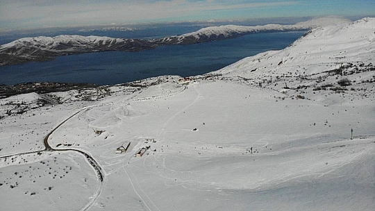 Göl manzaralı Hazar Baba Dağı'nda kayak keyfi başladı