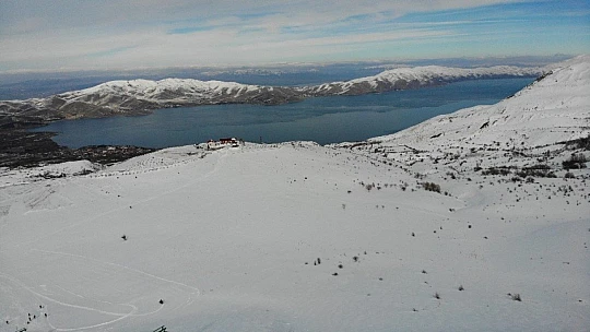 Göl manzaralı Hazar Baba Dağı'nda kayak keyfi başladı