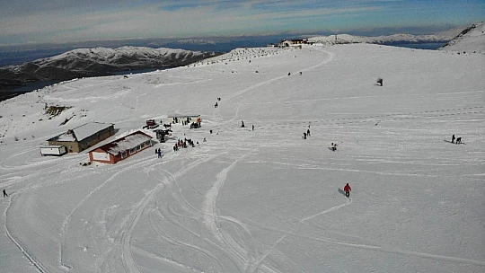 Göl manzaralı Hazar Baba Dağı'nda kayak keyfi başladı