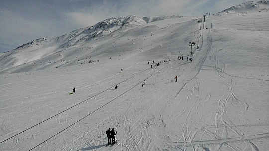 Göl manzaralı Hazar Baba Dağı'nda kayak keyfi başladı