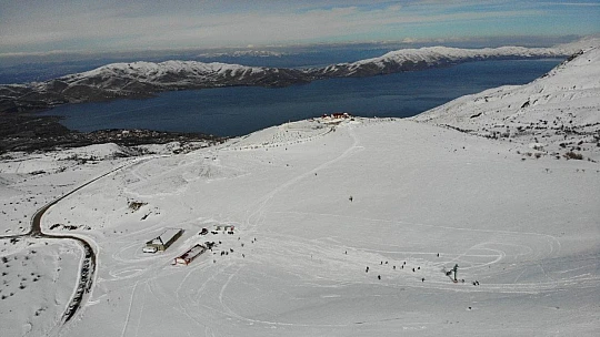 Göl manzaralı Hazar Baba Dağı'nda kayak keyfi başladı