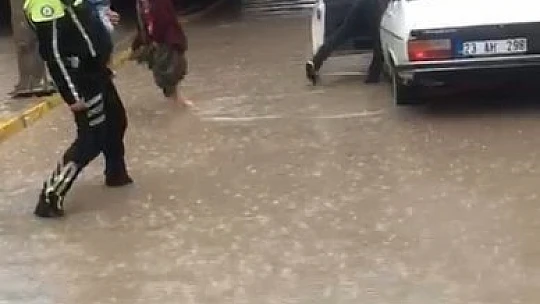 Göle dönen alt geçitte mahsur kalan çocuk, polis tarafından kurtarıldı