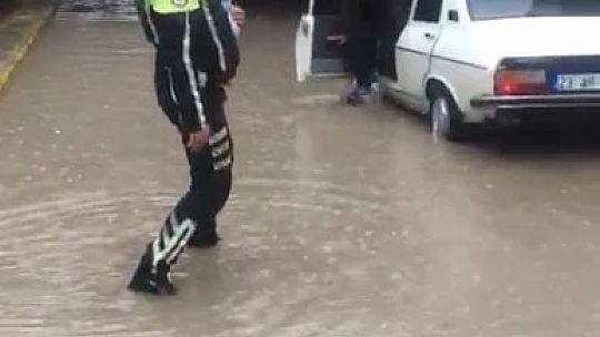 Göle dönen alt geçitte mahsur kalan çocuk, polis tarafından kurtarıldı