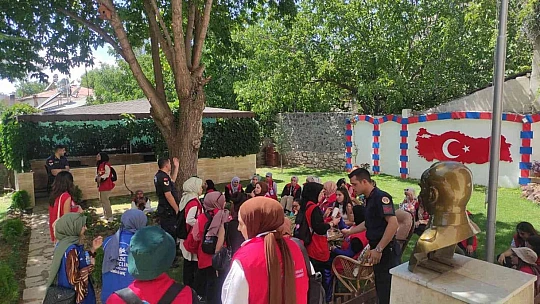 Gönüllü gençler jandarmayla bir araya geldi