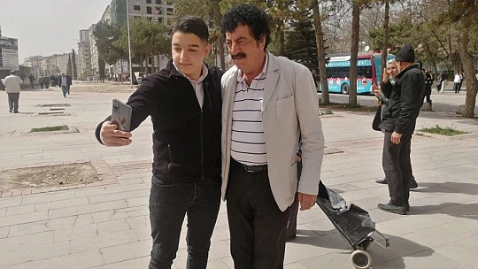 Görenler şoke oldu, 'Müslüm Gürses' Elazığ sokaklarını turladı
