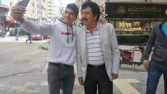 Görenler şoke oldu, 'Müslüm Gürses' Elazığ sokaklarını turladı