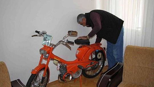 Gözü gibi baktığı motorunu evinin odasında muhafaza ediyor