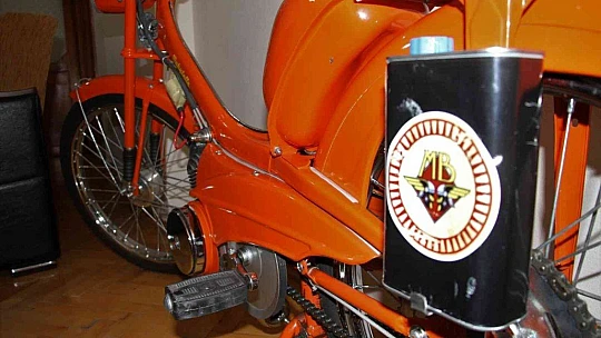 Gözü gibi baktığı motorunu evinin odasında muhafaza ediyor