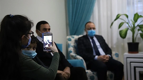 Gözyaşı döken küçük Hiranur'a 'Vali Amca'dan sürpriz ziyaret