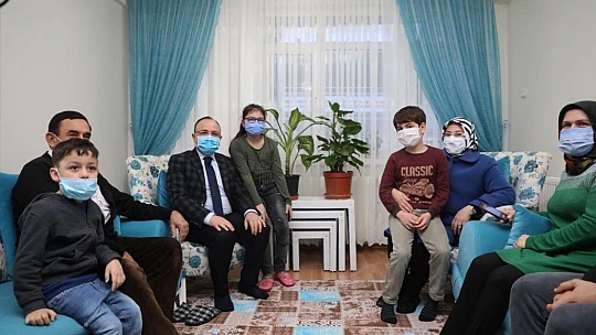 Gözyaşı döken küçük Hiranur'a 'Vali Amca'dan sürpriz ziyaret