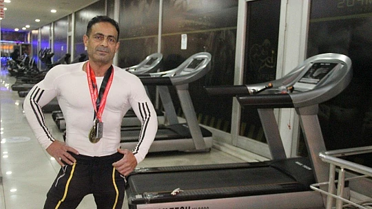 Gündüz boya badana, gece spor yaparak vücut geliştirme şampiyonu oldu
